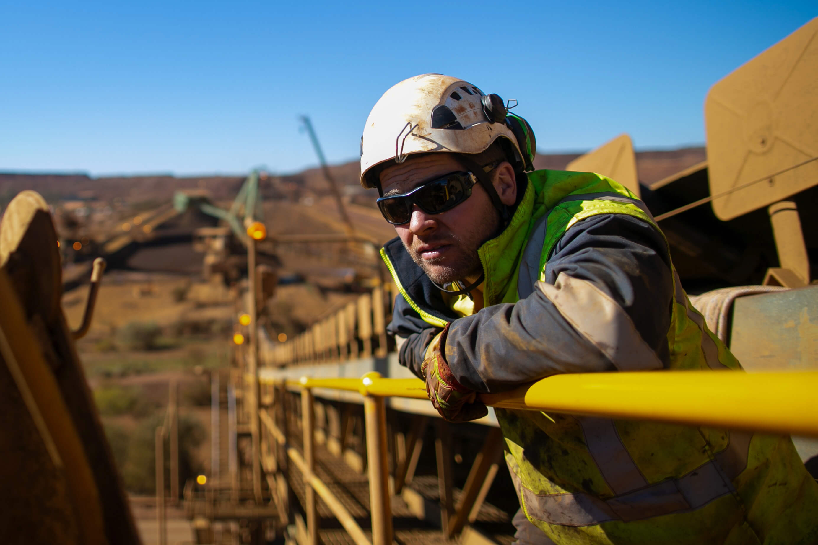 Travailleur sous le soleil sur un chantier